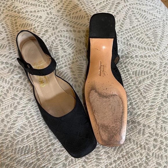 Vintage 80s Ferragamo Brocade Mary Janes | Size 10 (BUT FITS SMALL) Narrow - Picture 3 of 7